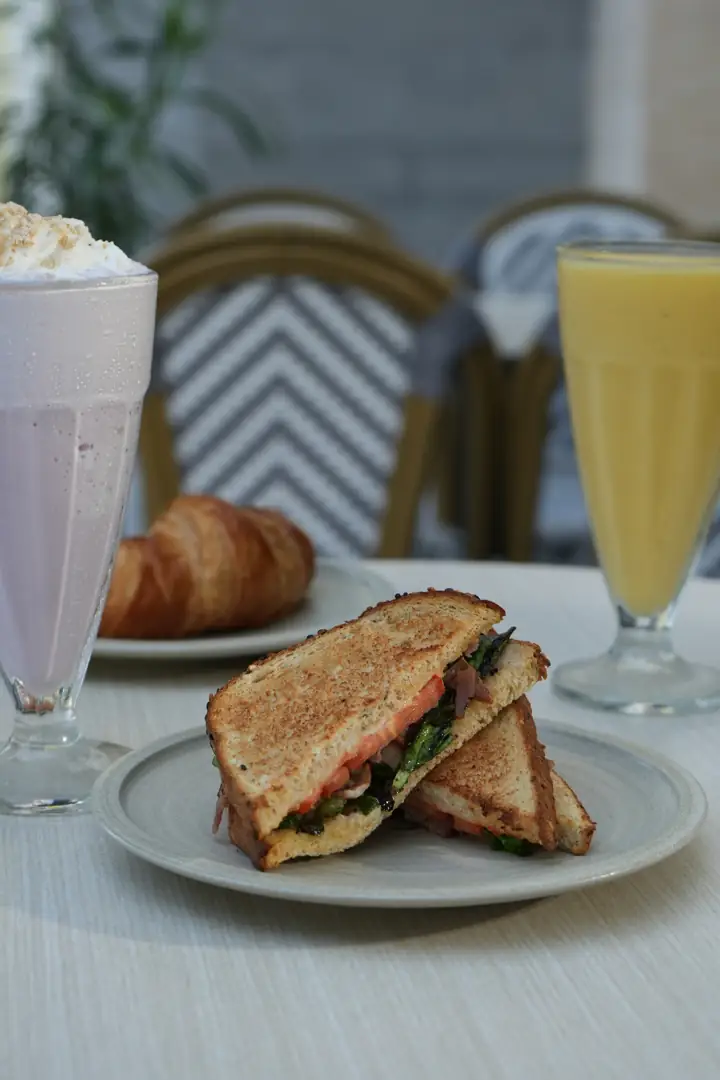 Sándwich caliente y jugo natural en Santagloria