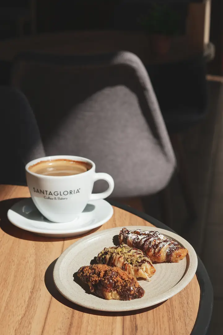 Café y croissant de chocolate en Santagloria