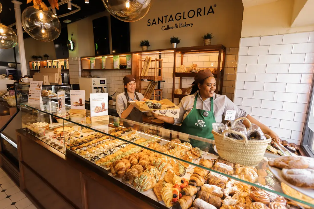 Mostrador de una sucursal Santagloria con vitrina de panadería