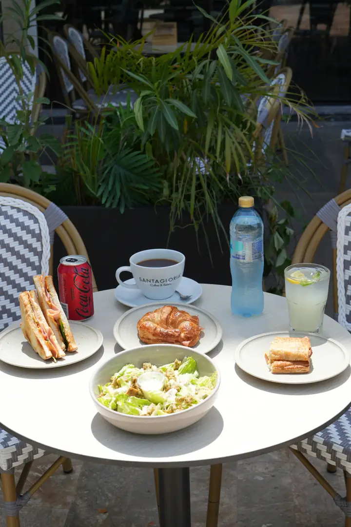 Comida ligera en terraza en Santagloria